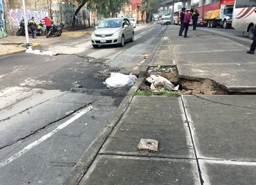 Se abre grieta en tres carriles de la Calzada Ignacio Zaragoza