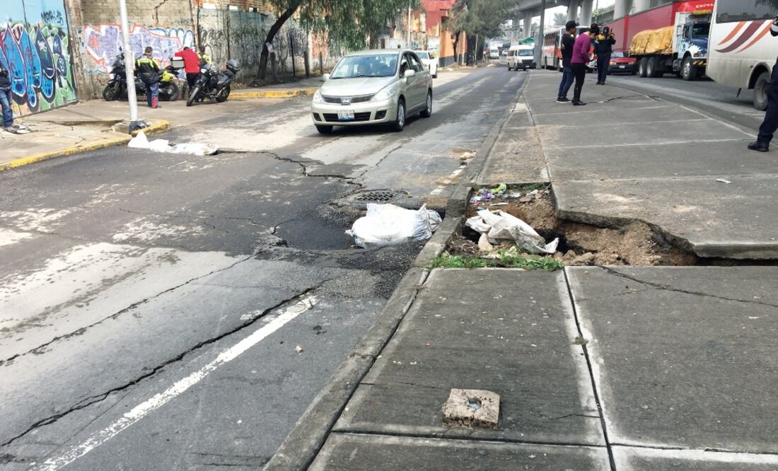 Algunos vecinos de la zona aseveran que la grieta en la vialidad existía desde antes de la lluvia del jueves (EDUARDO HERNÁNDEZ. EL UNIVERSAL)