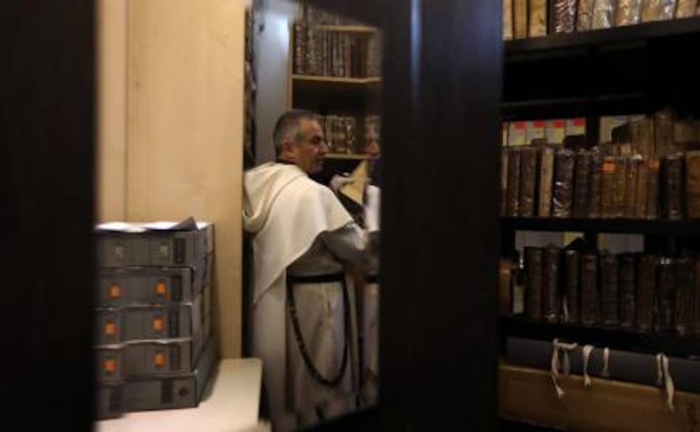 El fraile que enseña a conservar tesoros salvados del EI