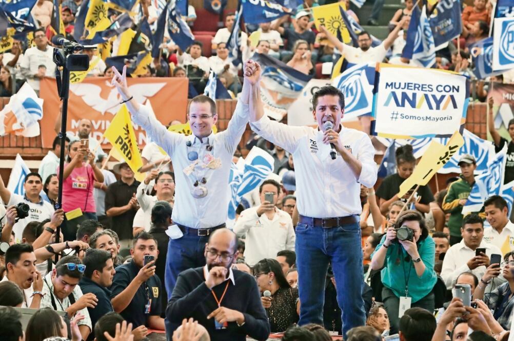 Ricardo Anaya llegó a Michoacán acompañado del abanderado al Senado Antonio García, hermano del gobernador perredista Silvano Aureoles (ARIEL OJEDA. EL UNIVERSAL)