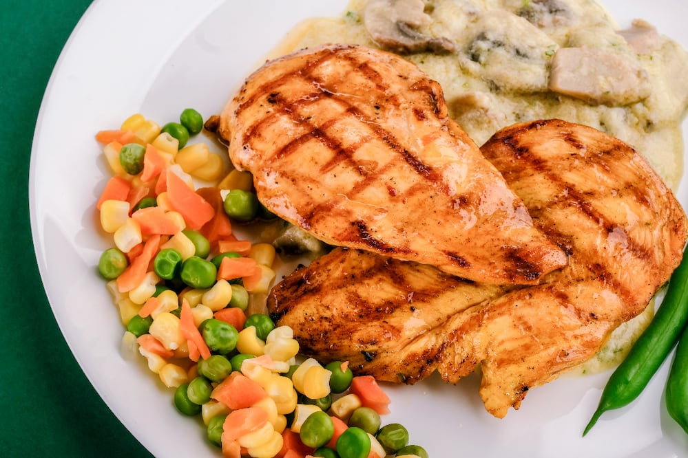 En lugar de ingerir una gran cantidad de proteína en una sola comida, se recomienda distribuir su consumo de manera uniforme a lo largo del día. Foto:  Sam Moghadam para Unsplash