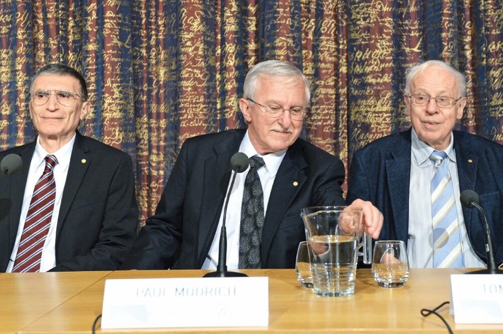 El científico sueco Tomas Lindahl (derecha) junto a Aziz Sancar y Paul Modrich en conferencia de prensa en la Real Academia Sueca de Ciencias (ANDERS WIKLUND. AP)