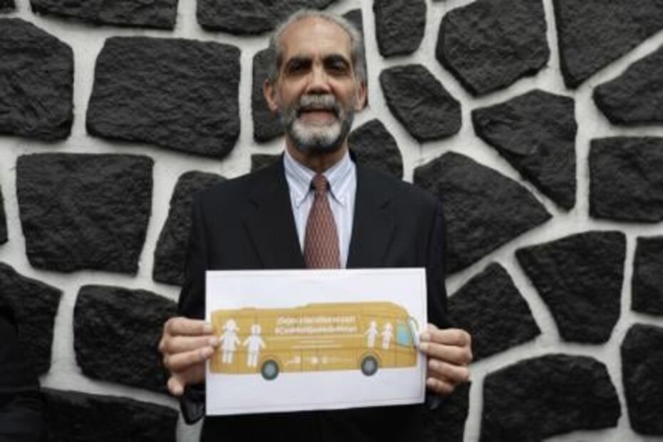 Tras falla mecánica, "Autobús de la Libertad" se estaciona en Los Pinos