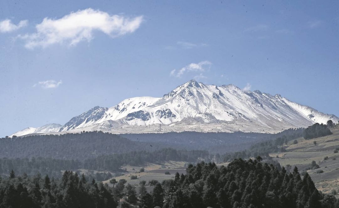 La capa de nieve en el volcán atrae a los turistas. Autoridades realizan recorridos para supervisar el ascenso. Foto: Jorge Alvarado/EL UNIVERSAL