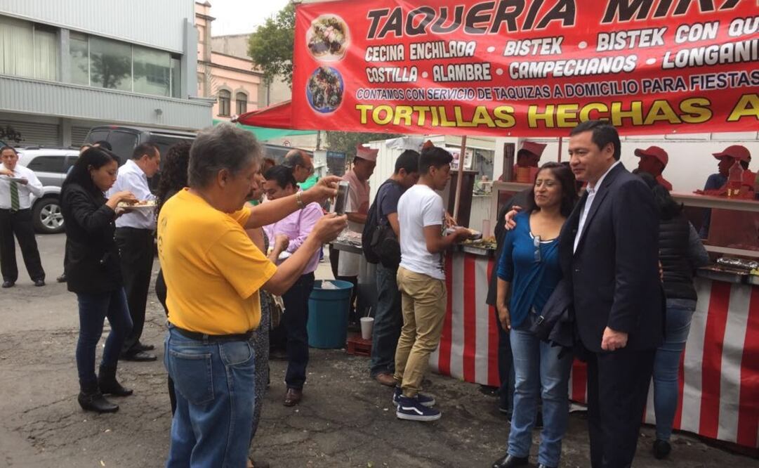 El secretario de Gobernación comió esta tarde en una taquería. Cortesía