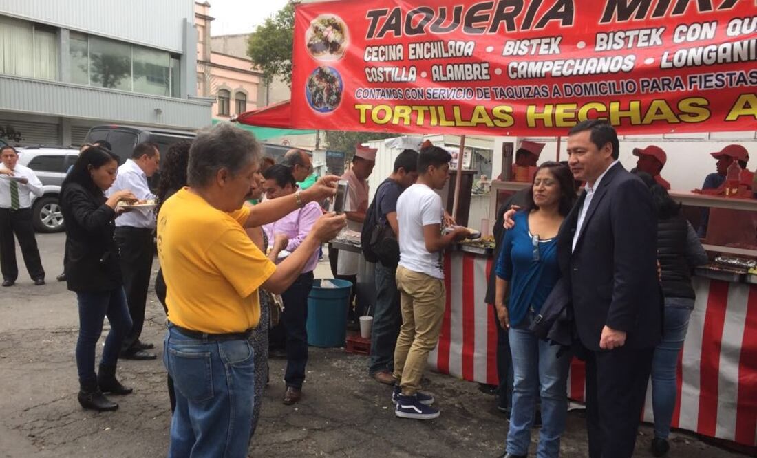 El secretario de Gobernación comió esta tarde en una taquería. Cortesía