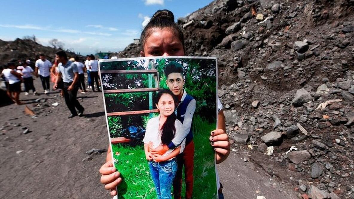 Una mujer sostiene la foto de unos familiares que murieron por la erupción del Volcán de Fuego el 3 de junio de 2018. Foto: Getty Images 
