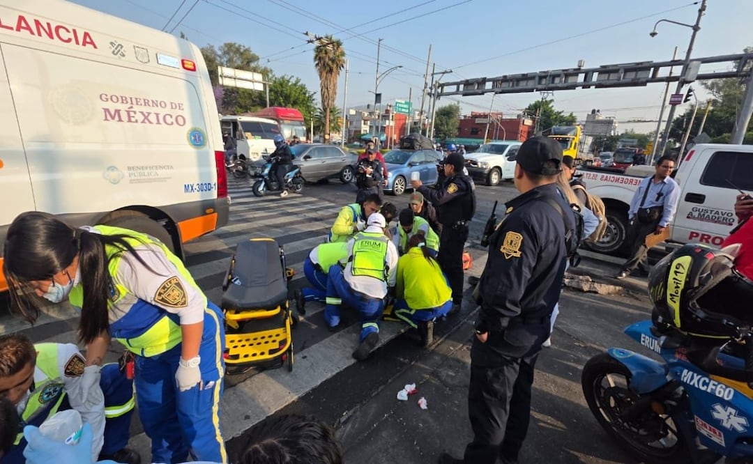 Unidad del Metrobús atropella a madre e hijo, ambos resultan con traumatismos; el operador fue detenido. Foto: Especial