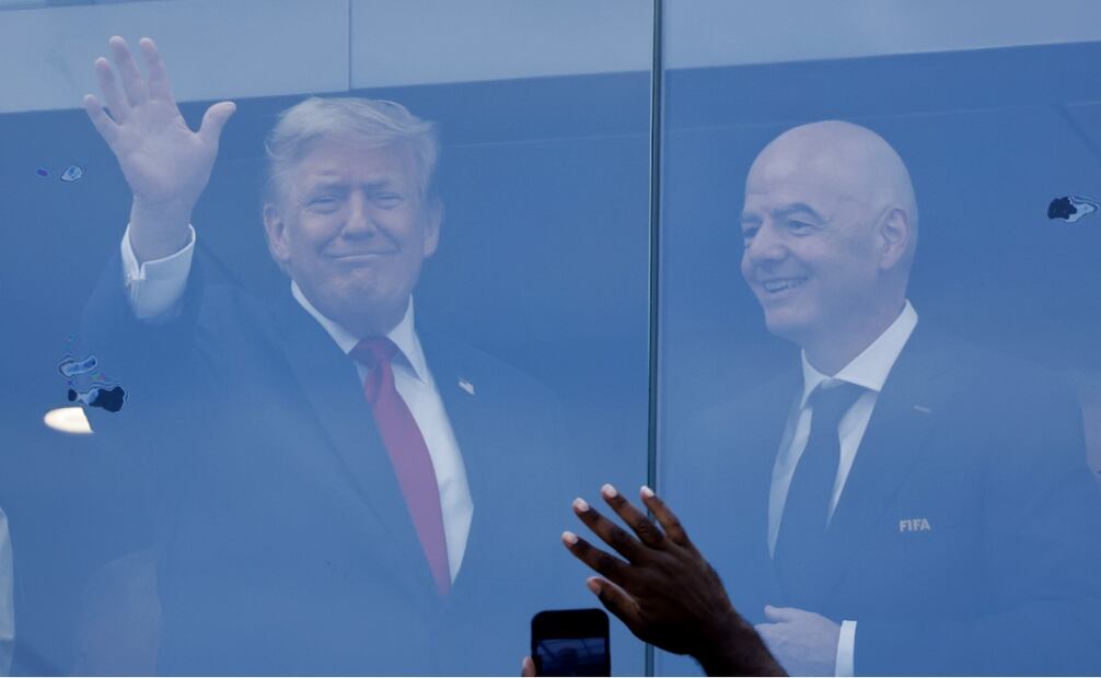 El presidente de Estados Unidos, Donald Trump, saluda junto al presidente de la FIFA, Gianni Infantino, en la final del Mundial de 2026 - Foto: EFE