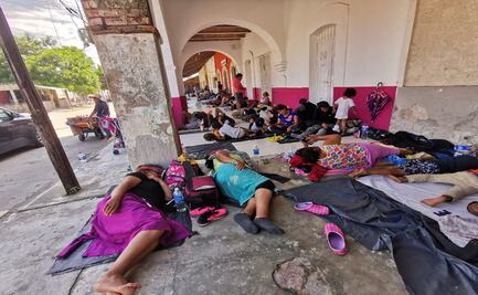 Migrantes reciben ayuda humanitaria en Zanatepec, Oaxaca 