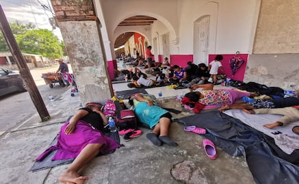 Migrantes reciben ayuda humanitaria en Zanatepec, Oaxaca 
