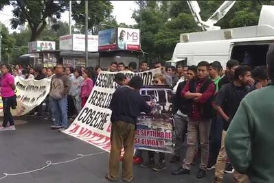 Previo a reunión con AMLO, jóvenes normalistas se manifiestan