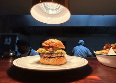 ¿Chilaquiles verdes dentro de una hamburguesa? Claro que sí