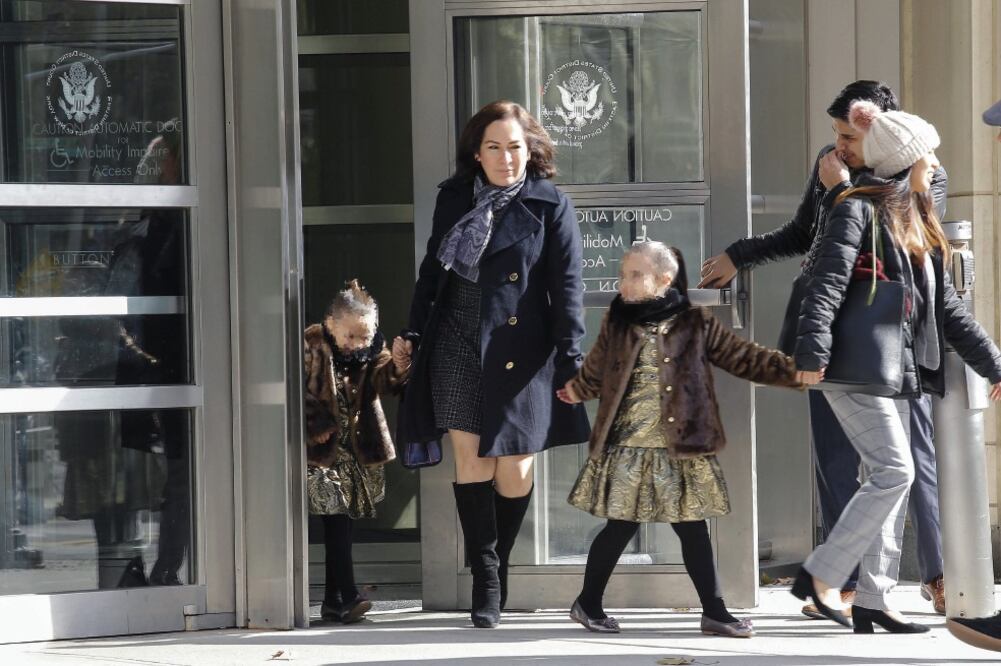 Las mellizas María Joaquína y Emali, al salir de la audiencia en el juicio a Joaquín El Chapo Guzmán, a la que también acudió su esposa, Emma Coronel. (KENA BETANCUR. EFE)