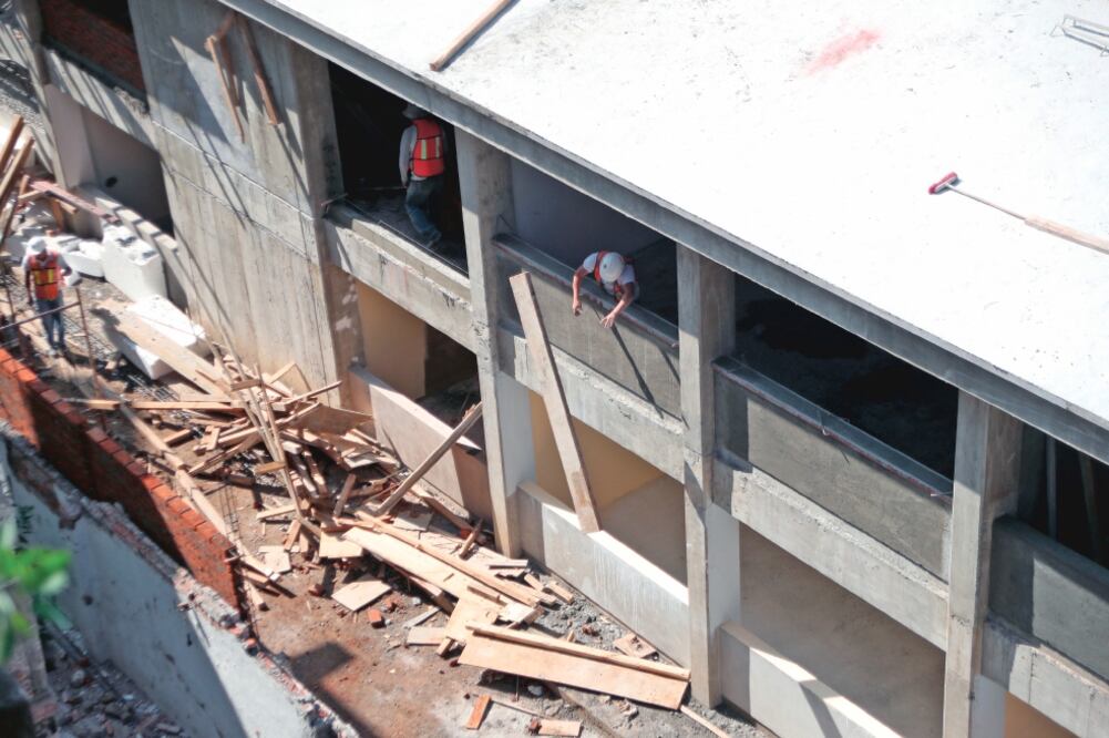 De acuerdo con autoridades capitalinas, de las mil 900 escuelas afectadas en la Ciudad, la mayoría de ellas están ubicadas en Iztapalapa con 472, Gustavo A. Madero con 275, Cuauhtémoc con 145 y Coyoacán con 122. (ARCHIVO EL UNIVERSAL)