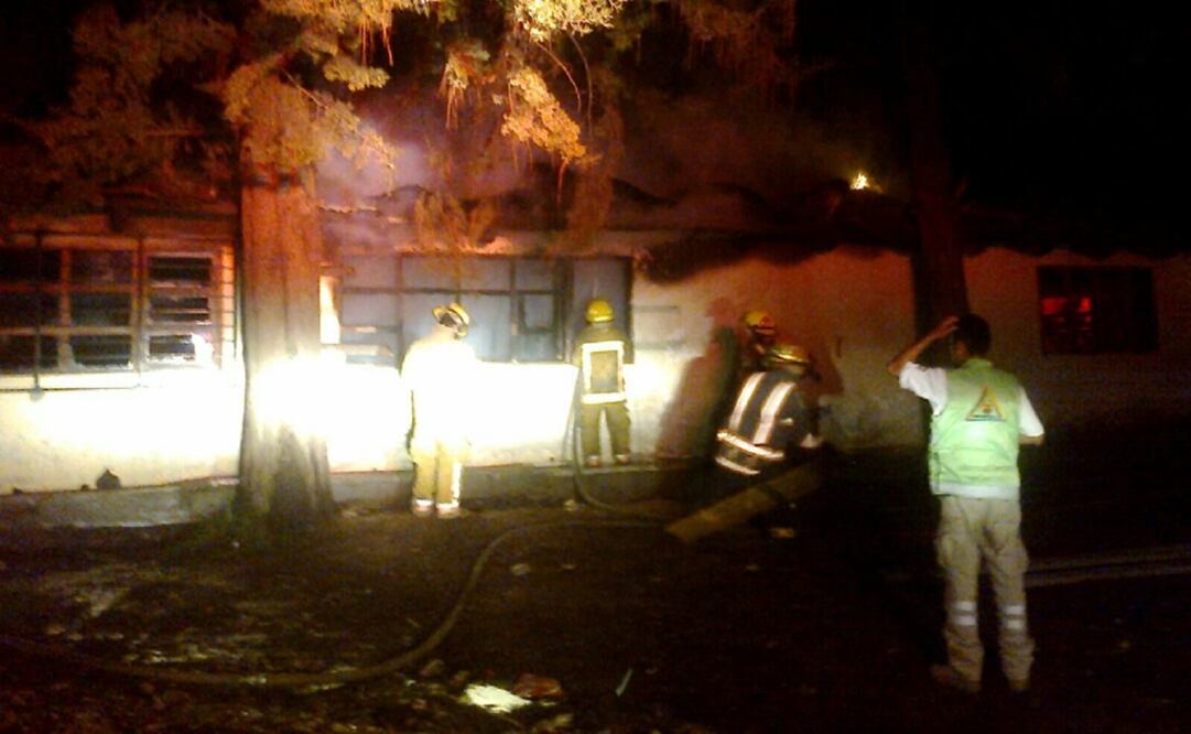 El incendio a las oficinas adscritas a la Secretaría de Educación de Chiapas fue realizado hacia la media noche. /Oscar Gutiérrez - EL UNIVERSAL
