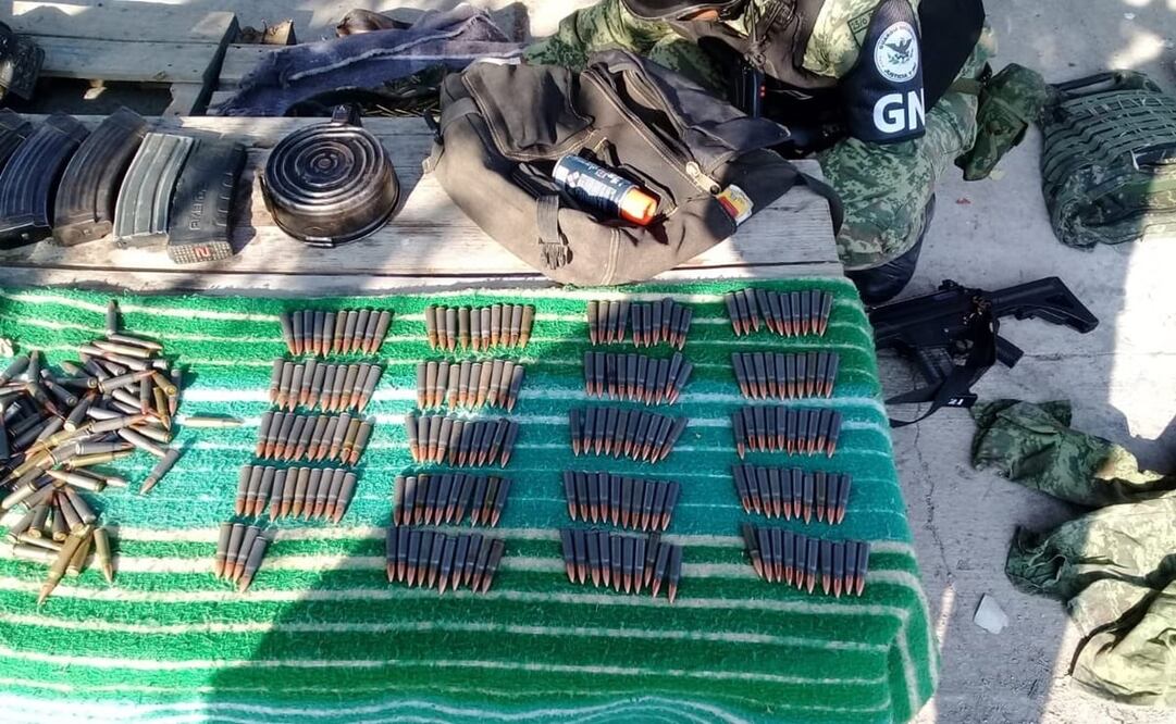 La Guardia Nacional aseguró armas, cargadores, cartuchos y equipo táctico. Foto: Twitter @RAlvarezHeredia