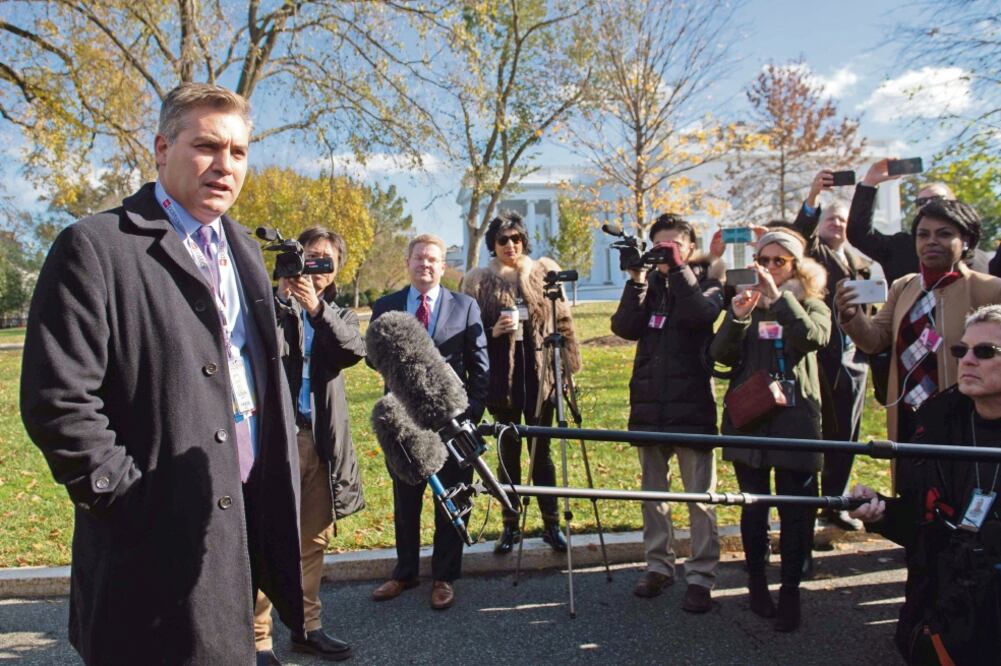 Jim Acosta, periodista de CNN, ayer durante una conferencia de prensa luego de llegar a la Casa Blanca, en Washington. (SAUL LOEB. AFP)