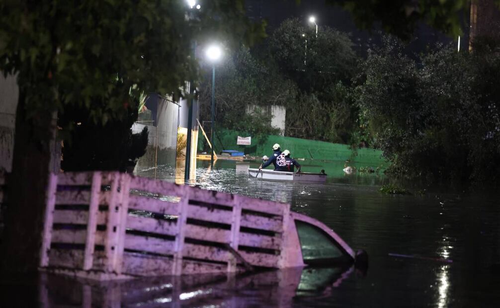 Inundación en Huixquilucan requirió el uso de lanchas para labores de desazolve. Foto: Valente Rosas / EL UNIVERSAL