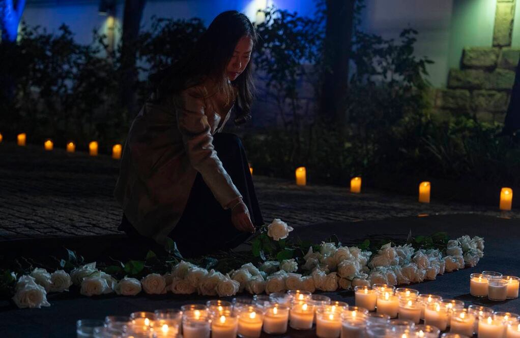 Una mujer deposita una flor en un monumento a las víctimas durante el primer aniversario del ataque de Hamas contra Israel en la embajada de Israel en Beijing. Foto: AP