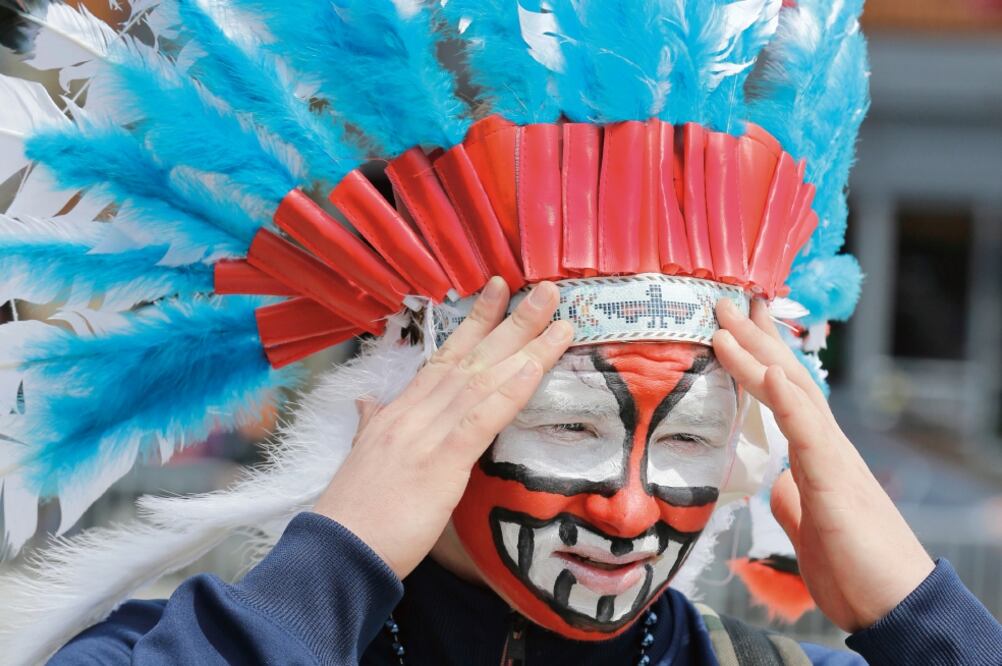 A pesar de las manifestaciones, así se disfrazan los aficionados (TONY DEJAK. AP)