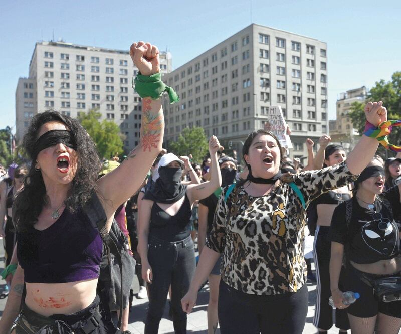 Con el cántico “el Estado opresor es un macho violador”, un grupo de mujeres se hizo presente con la protesta coreográfica, en el exterior de La Moneda, sede del Ejecutivo en Chile. Foto: Johan Ordonez. AFP