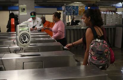 ¿Tarjeta o boleto? Chocan opiniones de usuarios del Metro ante próximos cambios