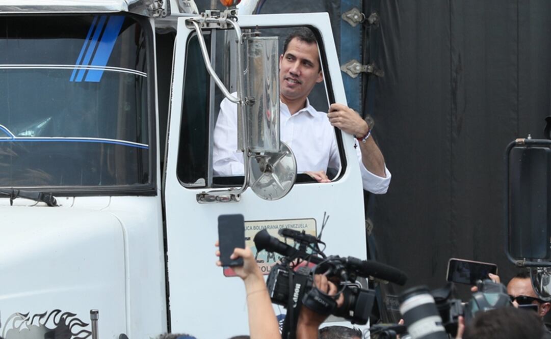 Antes de la partida, Guaidó se subió a uno de los vehículos y saludo al público. Foto: EFE