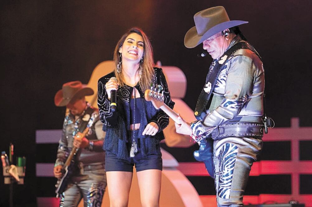 María León interpretó el tema “Adoro” al lado del vocalista del grupo, Lupe Esparza. foto: Tomada de Facebook