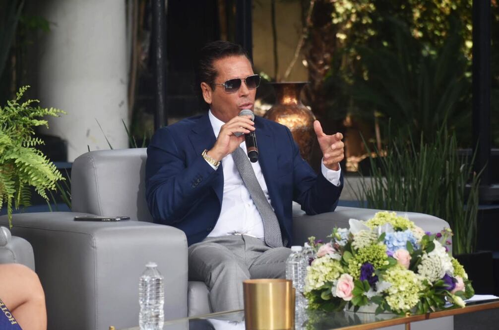 Roberto Palazuelos produce y conduce el "Hotel VIP".
Foto: EL UNIVERSAL / Armando Pereda