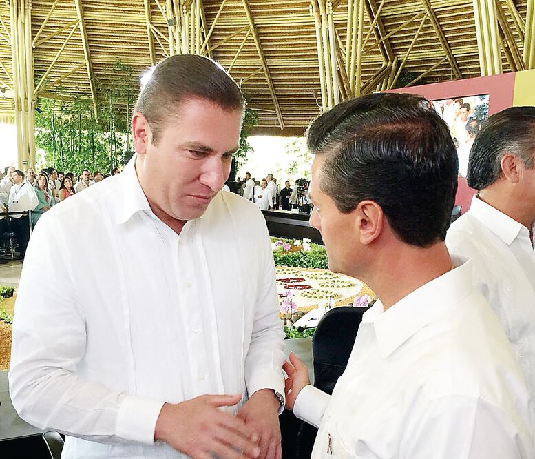 El gobernador Rafael Moreno Valle y el presidente Enrique Peña Nieto destacan que no hay diferencias de partido cuando se trata de la educación (ESPECIAL)