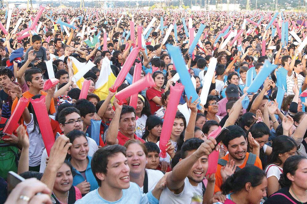 Miles de jóvenes se congregaron ayer en Costanera para escuchar al papa Francisco en el que sería el último día de su visita en Paraguay. Foto: ANDRÉS CRISTALDO. EFE