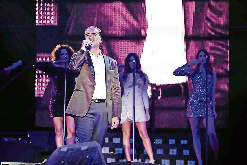 El cantante también hizo un tributo a su padre, Vicente Fernández, en la parte final del show (FOTOS: LUIS CORTÉS. EL UNIVERSAL)