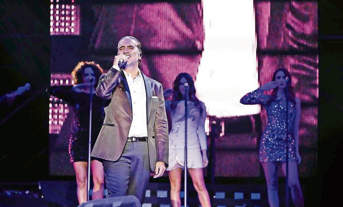 El cantante también hizo un tributo a su padre, Vicente Fernández, en la parte final del show (FOTOS: LUIS CORTÉS. EL UNIVERSAL)