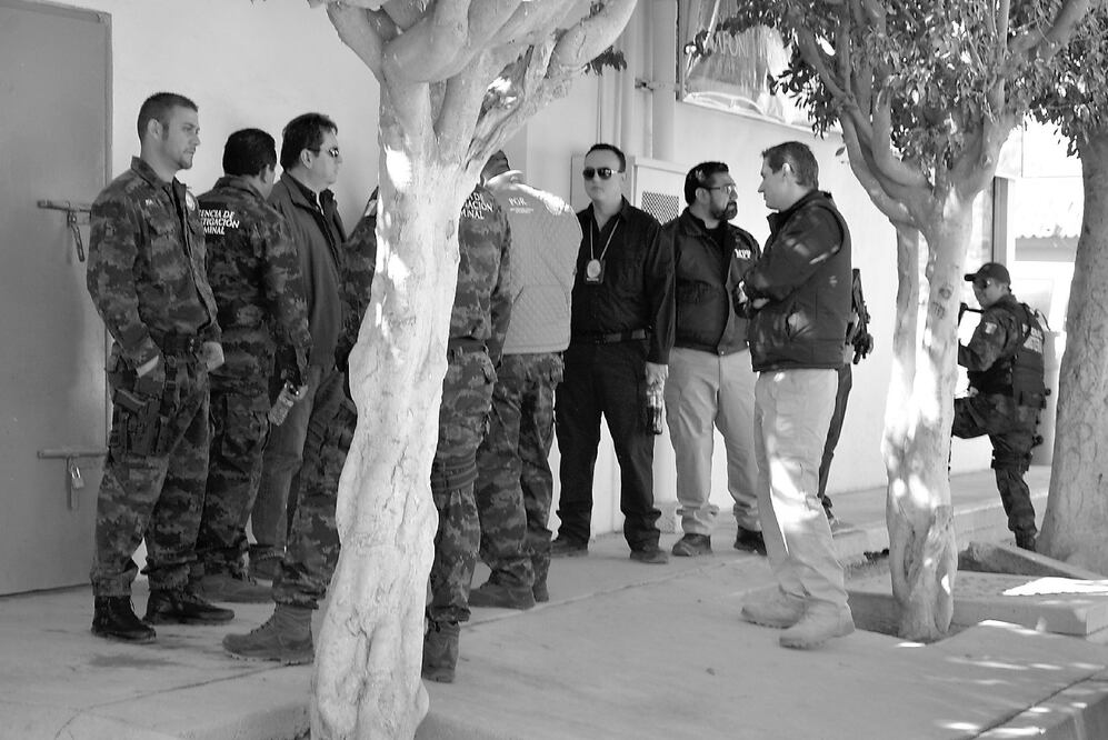 Tras el crimen se instaló un retén de la PGR y la Agencia de Investigación Federal (AIC) en la entrada del poblado Miguel Alemán; un rumor de tres ejecutados más desató el caos en el pueblo (JORGE MENDOZA. EL UNIVERSAL)