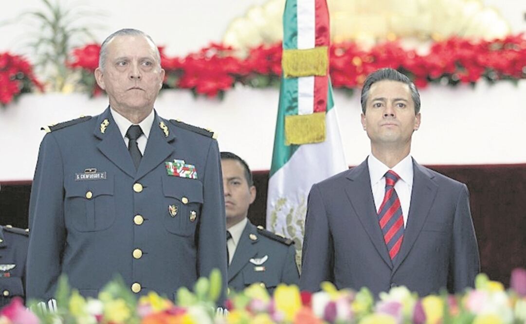 Un ex guerrillero baja del caballo a un general