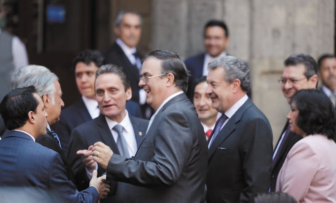 El canciller Marcelo Ebrard (der.), a su llegada al Palacio Nacional para presenciar el mensaje de los primeros 100 días del gobierno federal. (LUIS CORTÉS. EL UNIVERSAL)