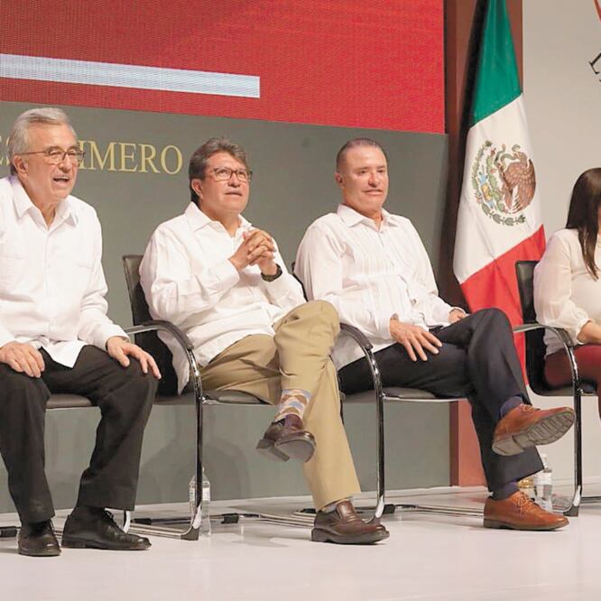 El senador Ricardo Monreal (centro), y el gobernador de Sonora, Quirino Ordaz (der.), durante el informe. CORTESÍA