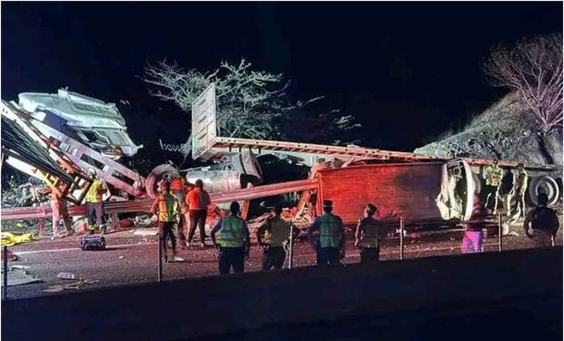 Tráiler embiste a camioneta de turistas en autopista del Sol. Foto: Especial