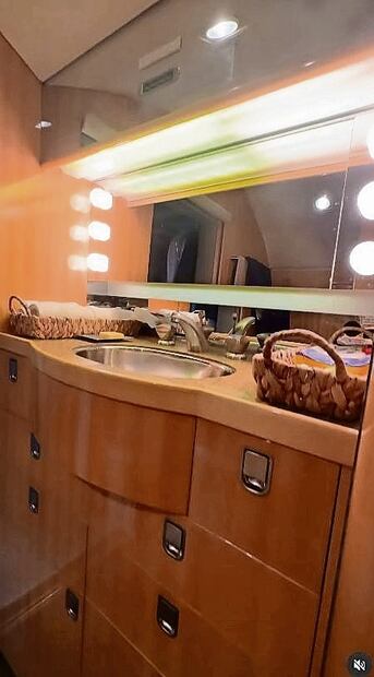 El baño cuenta con acabados en madera. Mientras que la cocina está equipada con
horno y cafetera, y un panel de mando con aviónica avanzada. Foto: Especial.