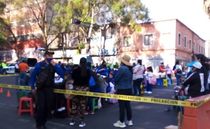 Con sillas y mesas, padres de familia y alumnos bloquean Circunvalación; piden no cerrar primaria