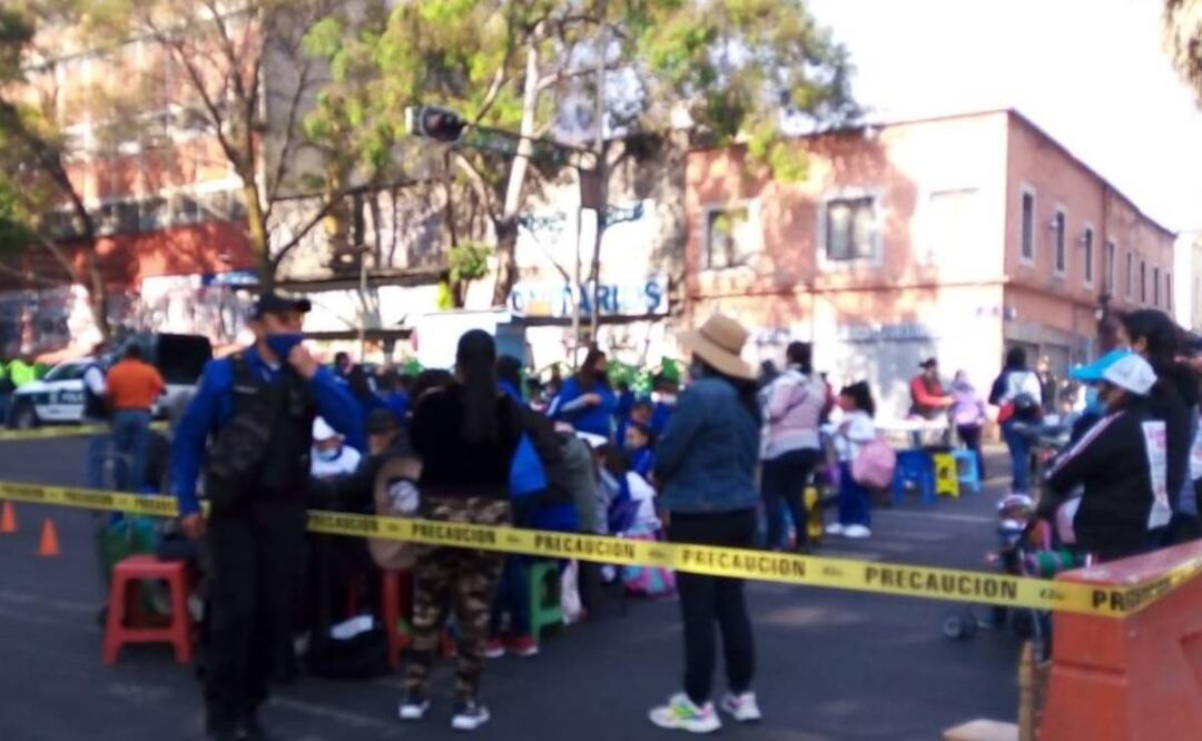 Foto: Padres de familia junto con sus hijos protestando