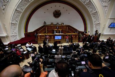 Parlamento pide elecciones tras declarar abandono del cargo de Maduro