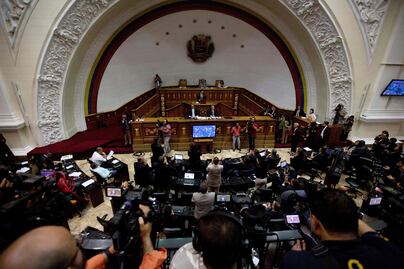 Parlamento pide elecciones tras declarar abandono del cargo de Maduro