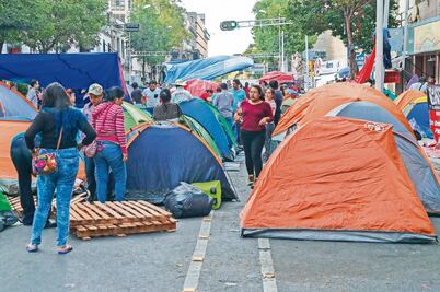 Amanece Bucareli con plantón de maestros… otra vez