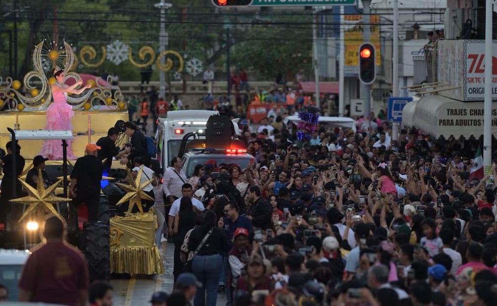 Decenas de personas durante el desfile de Fátima Bosch en Tabasco (14/12/2025). Foto: Luma López / EL UNIVERSAL