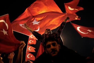 Afirma Turquía que suman 290 muertos por fallido golpe