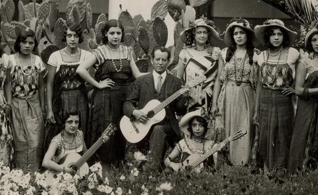 El cantante Felipe Llera acompañado por un coro femenino. Fotografía perteneciente al acervo del cronista mexicano, que está en proceso de revisión por un equipo del Centro de la Imagen. FOTO: Museo del Estanquillo / Colección Carlos Monsiváis