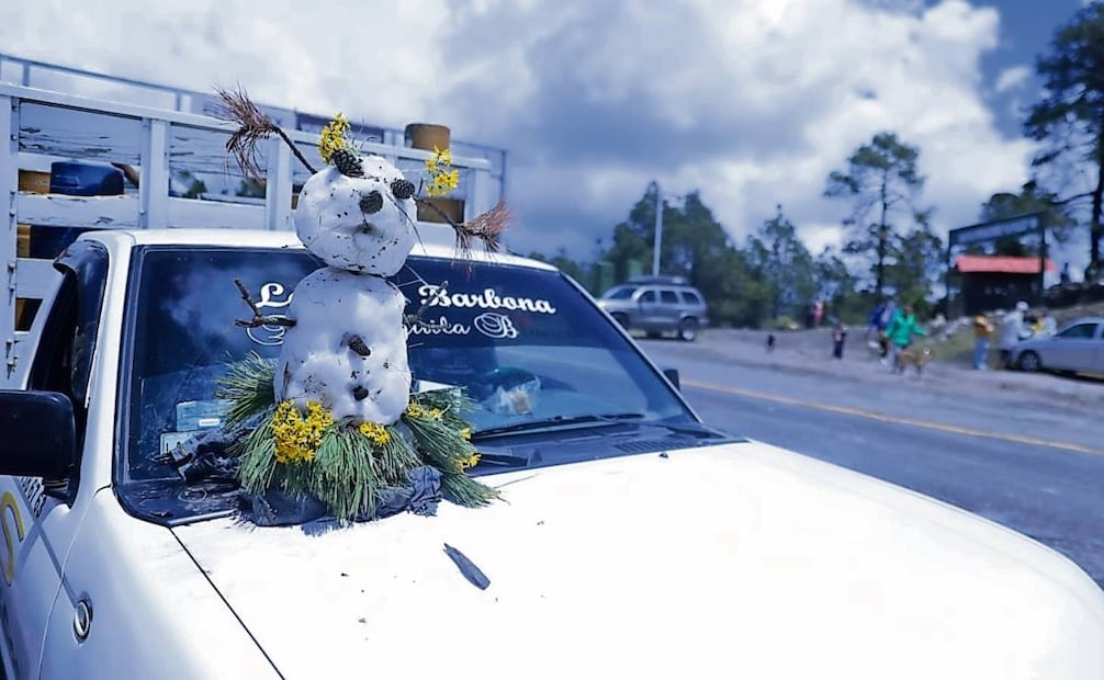 Familias que acudieron al Ajusco elaboraron muñecos de nieve que colocaron en los cofres de sus automóviles. Foto: Diego Prado / EL UNIVERSAL