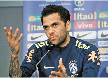 Dani Alves explota contra Telemundo por llamarle veterano